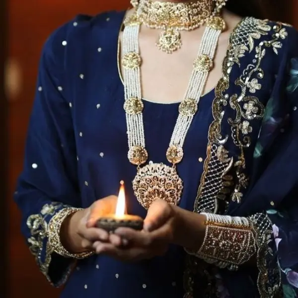 Lady Wearing Multi color Rani haar with Blue dress