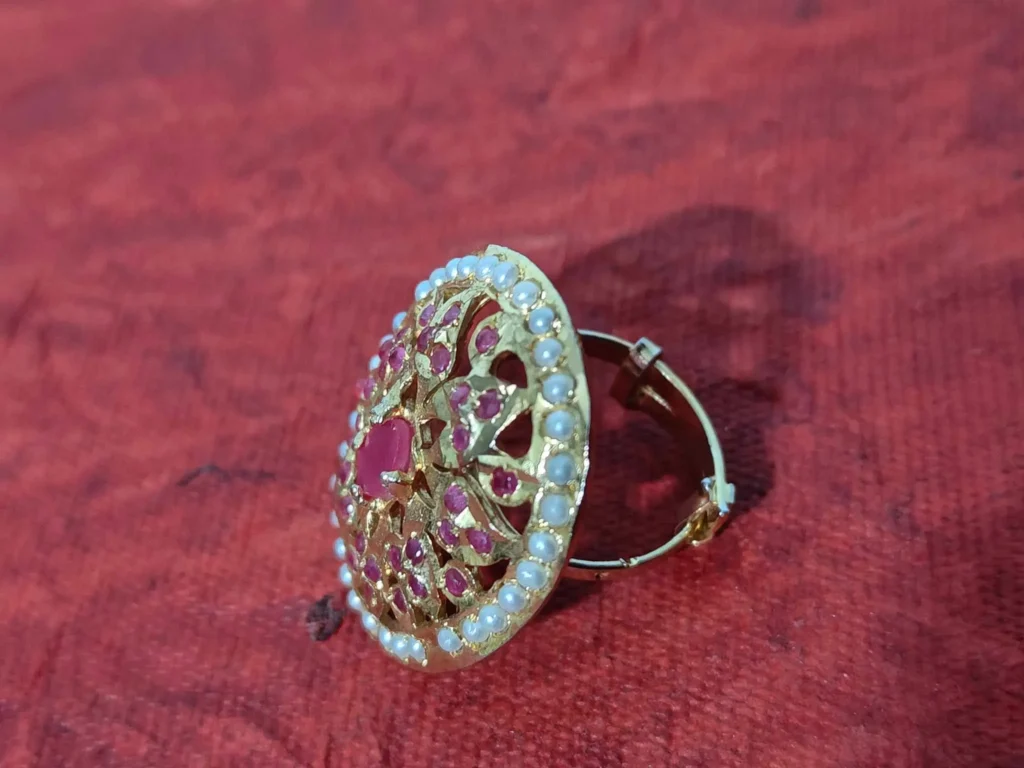 Oval pink ring with jadau and kundan stones by Kisa Hyderabadi Zevar